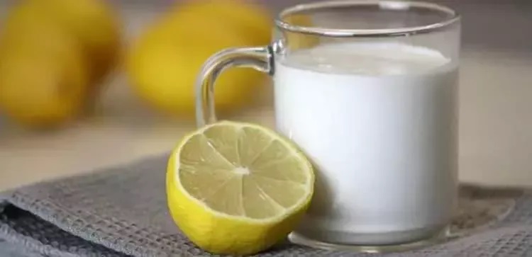 Limonlu süt tüketmenin faydaları saymakla bitmiyor? Süte limon sıkıp, 1 gece bekletirseniz...