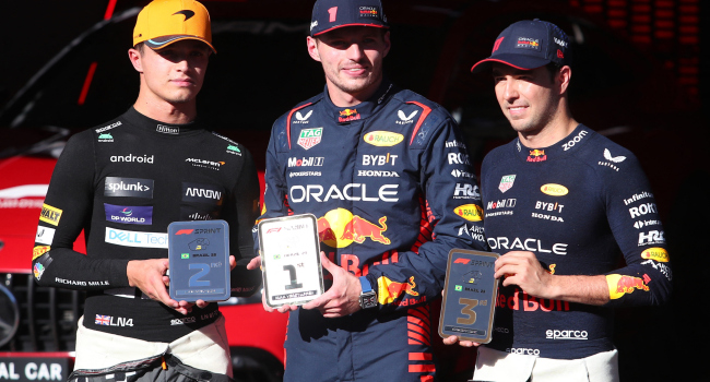 Sprint yarışında ipi Verstappen göğüsledi