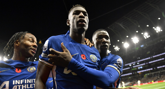 Chelsea Tottenham'ı liderlikten indirdi