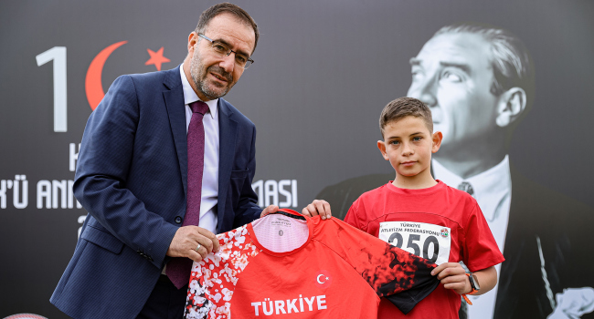 Dürüstlük yaptı, hediye milli formayı kaptı