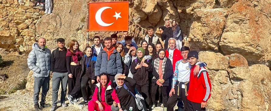 Gümüşhane Üniversitesi Öğrencilerinden Ata’ya Saygı Yürüyüşü