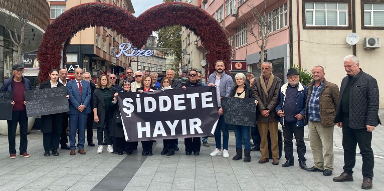 CHP’li kadınlar “Adında “adalet” olan AKP Hükümeti’nin yönettiği ülkemizde her gün en az iki kadın katlediliyor”