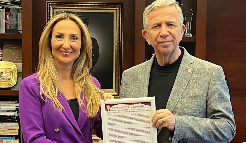 CHP Genel Başkan Yardımcısı Aylin Nazlıaka'dan Mansur Yavaş'a 'Politika Belgesi' takdimi