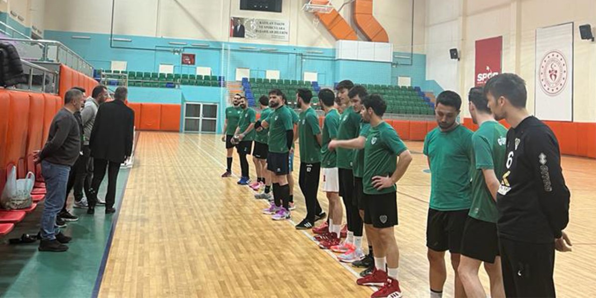 Güneysu Spor, Seyhan Belediyespor'u yenerek zirveye yerleşmek istiyor