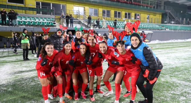 Kadın milliler Litvanya'yı 4 golle geçti