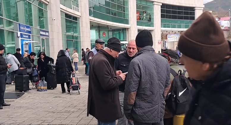 YENİ YILA GÜRCİSTAN'DA GİRMEK İSTEYEN VATANDAŞLAR, SARP SINIR KAPISINA AKIN ETTİ