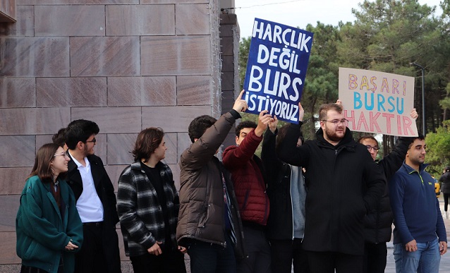 Koç Üniversitesi’nde sular durulmuyor, öğrenciler ayaklandı!