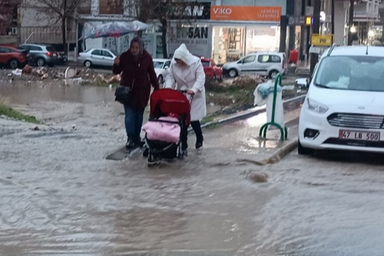 Mardin'de  sağanak yağış hayatı felç etti