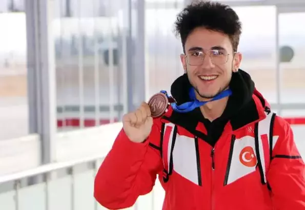 Türkiye'ye buzda madalya kazandıran Furkan'ın hedefi önce dünya, sonra olimpiyat