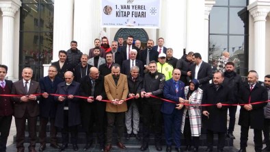 1. Van Yerel Kitap Fuari Kapilarini Ziyaretçilere Açti