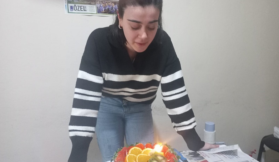 Gazeteci Sude Köroğlu’ na Arkadaşlarından Sürpriz Doğum Günü Partisi