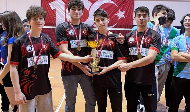 Badminton Gençler Müsabakasında Kupalar Sahiplerini Buldu