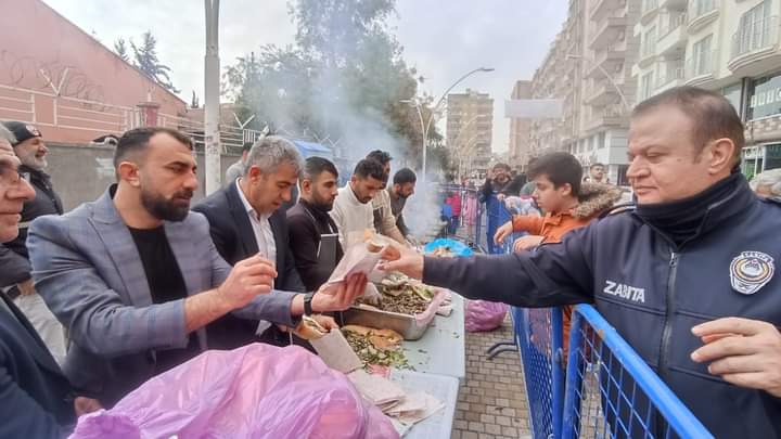 Mardin Kızıltepe’de “Birlik, Beraberlik, Kardeşlik” Mottosuyla Bir Ton Hamsi Ve Çaykur Çayı İkram Edildi
