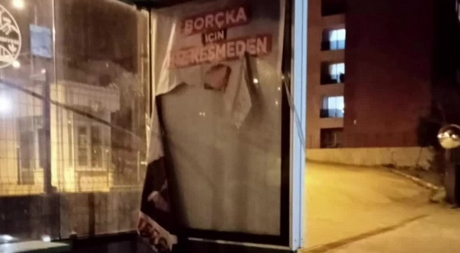 Borçka’ da CHP’ nin Seçim Afişleri, Kimliği Henüz Belirlenemeyen Kişiler Tarafından Tahrip Edildi
