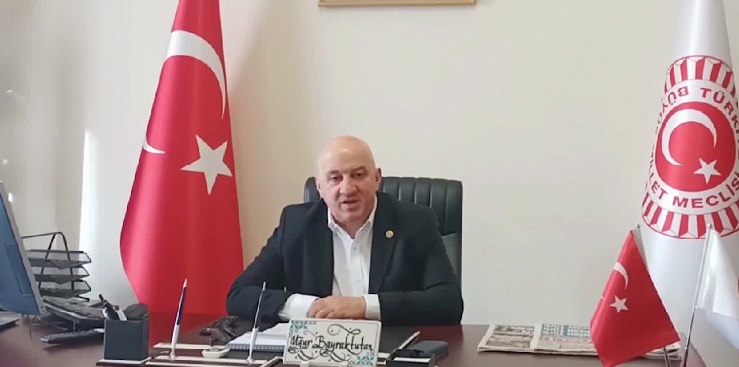 ARTVİN HOPA’DA SEBZE YÜKLÜ KAMYONET TIRA ÇARPTI…