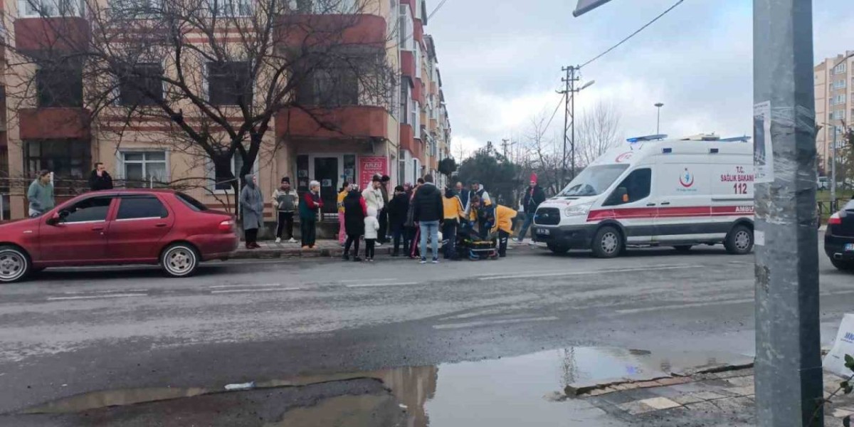 Yoldan Çıkan Otomobil Bankta Oturan Vatandaşa Çarptı