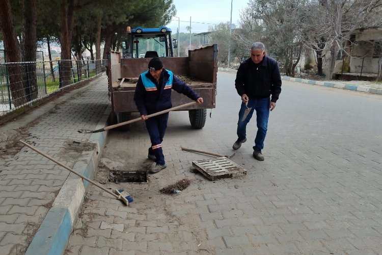 Manisa'da yağmur suyu ızgaraları temizleniyor
