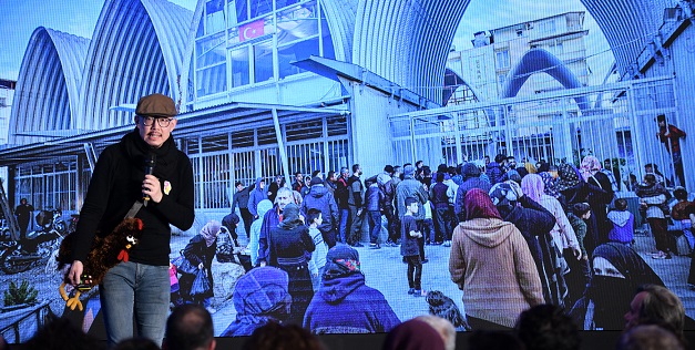 BÜYÜK İLGİ GÖREN KONFERANSIN DİKKAT ÇEKİCİ BAŞLIKLARI VE KONUŞMACILARI UZUN SÜRE AYAKTA ALKIŞLANDI.