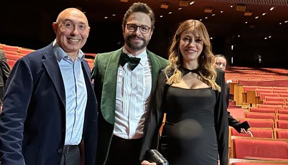 Ünlü Oyuncu Ahmet Kural ve eşi, kameralara Dr. Melih Aygün ile birlikte gülümsedi
