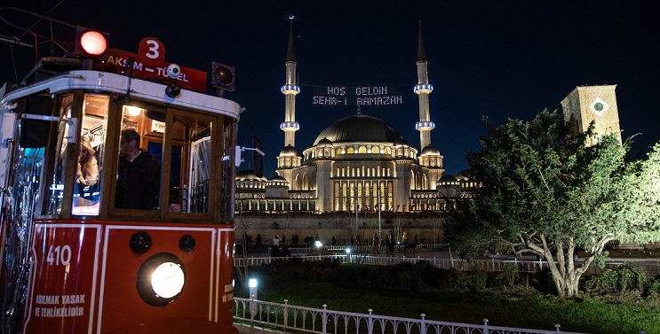 Taksim Camii gül suyuyla yıkandı