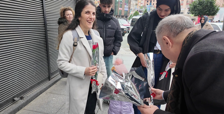 Toptan Kadınlar Gününde Kadınlara Çiçek Dağıttı