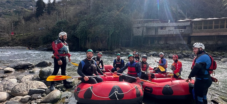 Rafting rehberlerine Fırtına’da uygulamalı eğitim