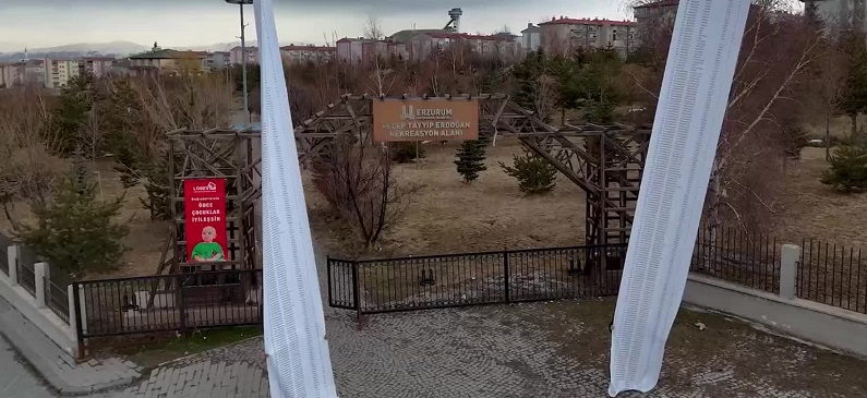 İyi Parti'nin Erzurum Adayı, AKP’li Belediyenin Sattığı Arazi Ve Gayrimenkul Listesini Parka Astırdı