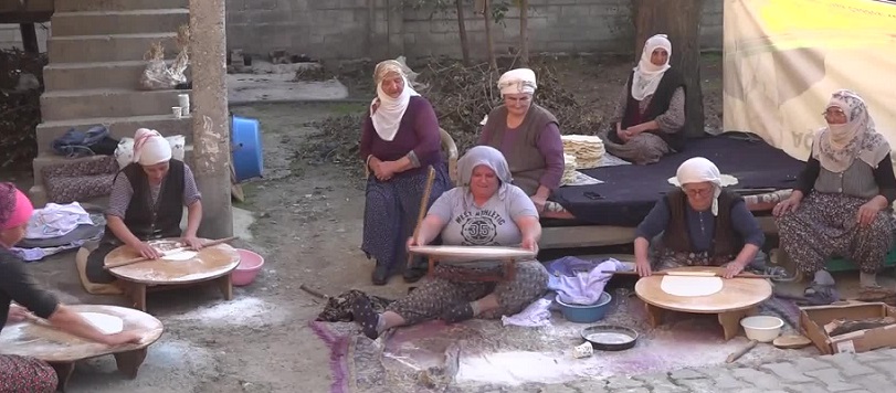 AMASYA'DA KIŞLIK YİYECEK HAZIRLIĞI YAPAN KÖYLÜ KADINLAR: “HAYAT ÇOK PAHALI, MEMNUN DEĞİLİZ BU GİDİŞATTAN”