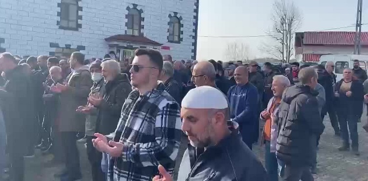 TRABZON'DA İÇME SUYU HATTI ÇALIŞMASI SIRASINDA MEYDANA GELEN GÖÇÜKTE HAYATINI KAYBEDEN İŞÇİLER TOPRAĞA VERİLDİ