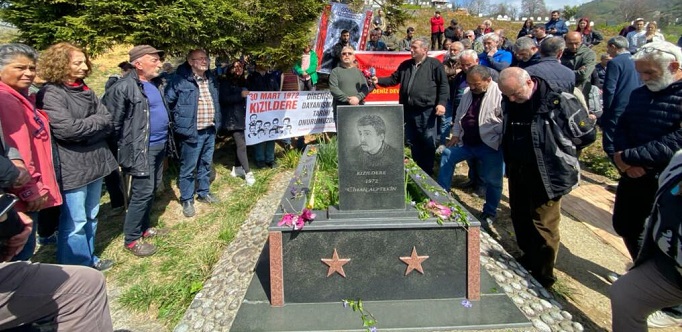 KIZILDERE’DE YAŞAMINI YİTİREN CİHAN ALPTEKİN 52. ÖLÜM YIL DÖNÜMÜNDE MEZARI BAŞINDA ANILDI