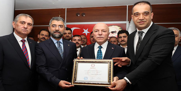 ERZURUM'DA ÜÇÜNCÜ KEZ BÜYÜKŞEHİR BELEDİYE BAŞKANLIĞINA SEÇİLEN AKP'Lİ SEKMEN MAZBATASINI ALDI
