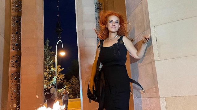 KIVILCIM KALAY'DAN TİYATRO SAHNESİNE DEMET AKALIN MODELİ