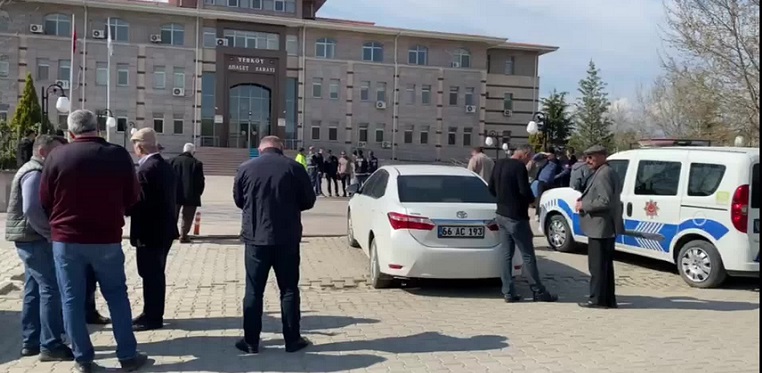 YOZGAT'TA BİR OKULDA BOŞ ZARFLAR VE YIRTILMIŞ OY PUSULALARI BULUNDU
