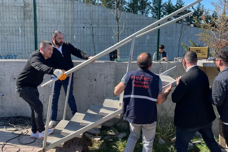İzmit'te tartışmalık merdiven yeniden yapıldı