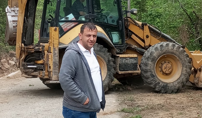 Muhtar Çalışmaya Yol Temizliğiyle Başladı, Köylüleri İlçeye Ücretsiz Taşıyor