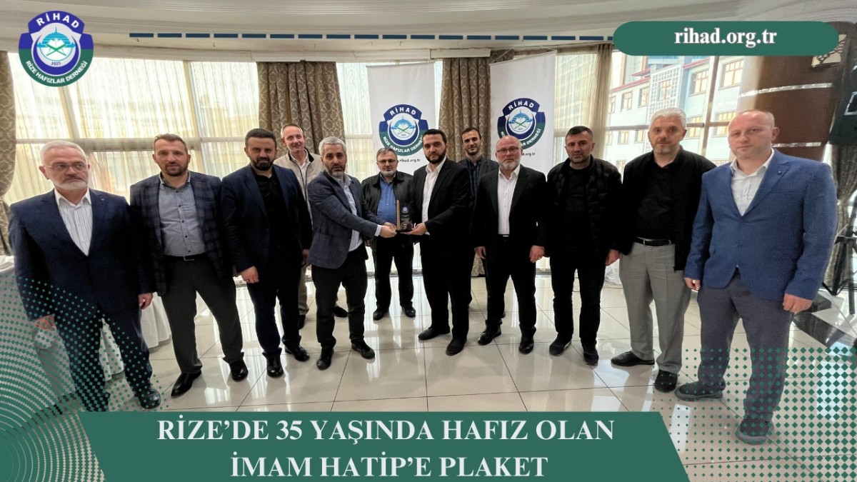 Rize’de 35 Yaşında Hafız Olan İmam Hatip'e Plaket Verildi