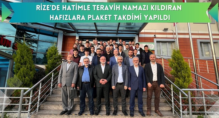 Rize’de Hatimle Teravih Kıldıran Hafızlara Plaket Verildi 