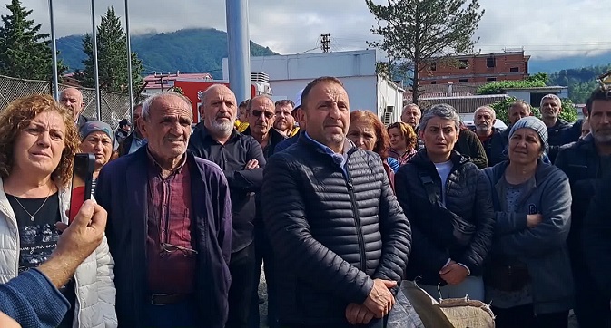 Kemalpaşalı Üreticiler, Yaş Çay Alım Fiyatını Çaykur Önünde Protesto Etti