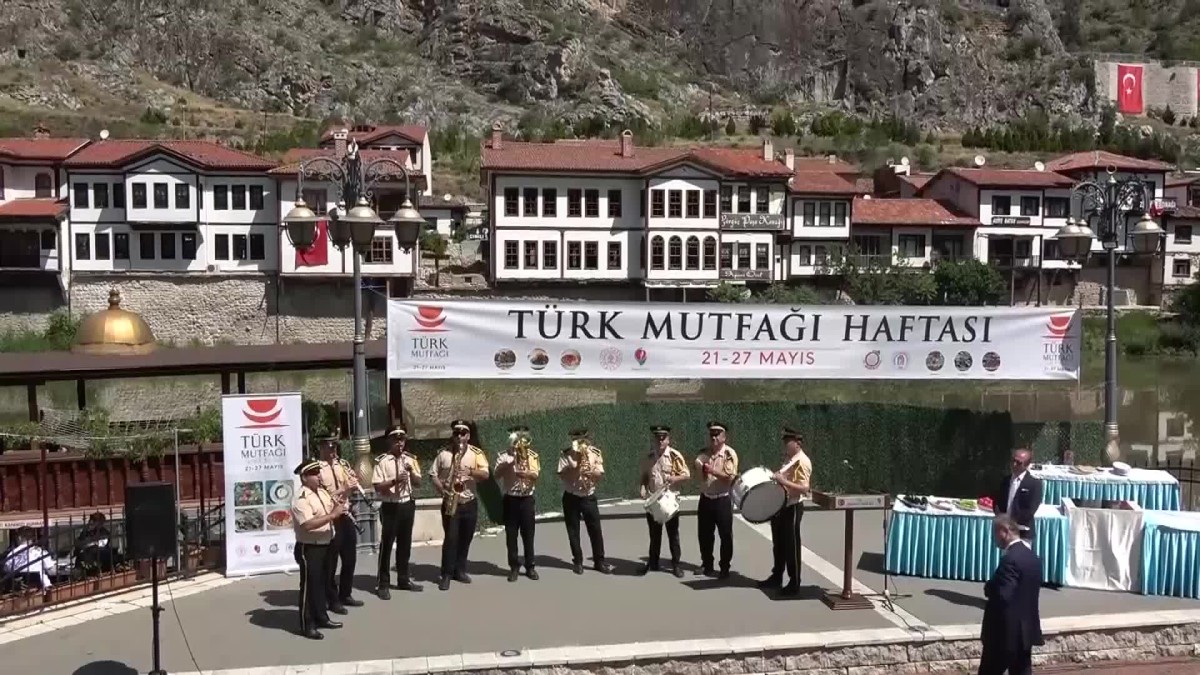 Amasya'da vali ve belediye başkanı önlükleri takıp 