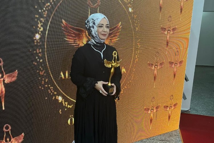 Nevin Arvas  ″ Yılın En İyi Çıkış Yapan Yazarı″ ödülünü aldı