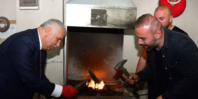 Trabzon Valisi Aziz Yıldırım dövme bıçak yaptı!