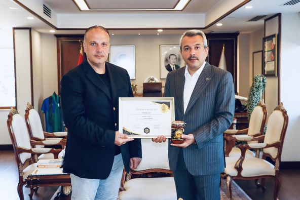 Anzer Balı Dünyaya Tanıtan Yılmaz, Paris’ten Ödülle Döndü