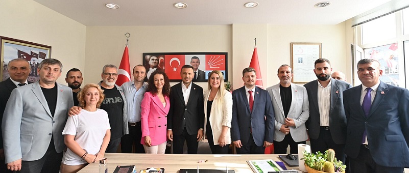 İYİ Partililer Bakırköy’de topluca istifa ederek CHP’ye geçti, rozetleri Özgür Çelik taktı