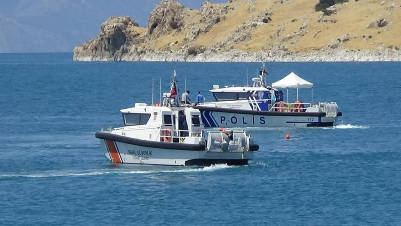 Van Gölü'nde kaybolan genci arama çalışmalarında 4'üncü gün: 28 kişilik dalgıç ekibi çalışma yürütüyor