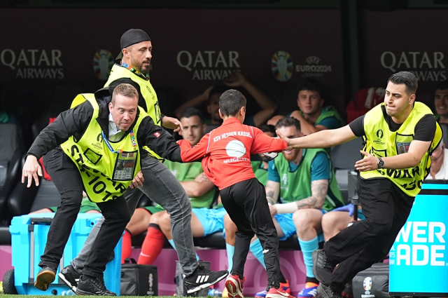 Ronaldo ile fotoğraf çektiren çocuğa ceza! UEFA çocuğa ne cezası verdi?
