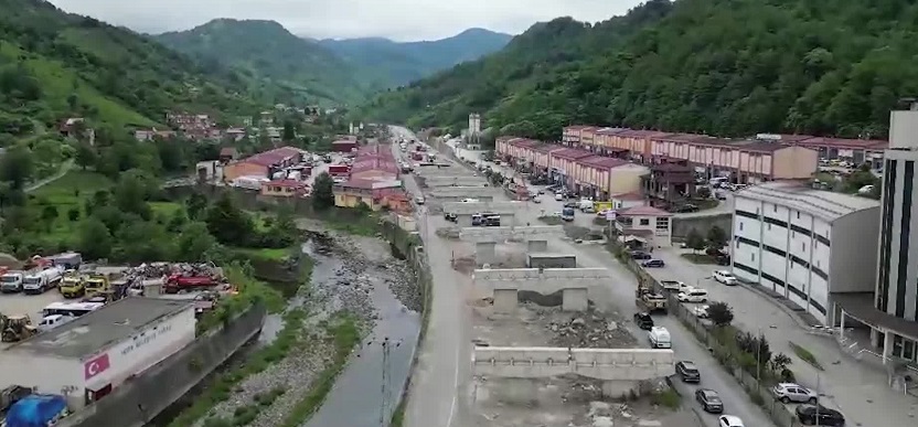 Hopa sanayi mevkiinde devam eden yol çalışmasına şoförler tepki gösterdi: Bir türlü bitmiyor