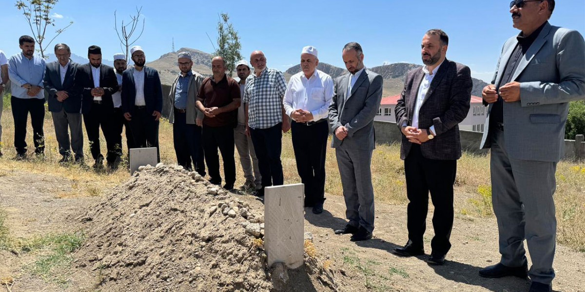 Müftü Çakmakçı Fırtına Deresinde Vefat Eden 2 Kur’an Kursu Öğrencisinin Van’daki Aileleri ile Kabirlerini Ziyaret Etti