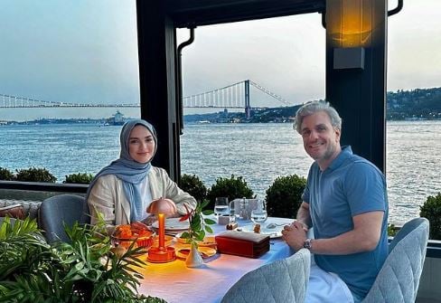 Eşiyle romantik poz. 'Ne güzel bir kadın'
