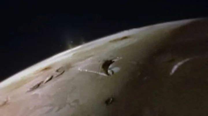 NASA uzay aracı, Jüpiter'in uydusundaki lav göllerini fotoğrafladı