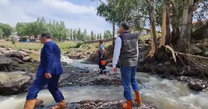 Erzurum Valisi Çiftçi, selden etkilen Tekman ilçesinde incelemelerde bulundu